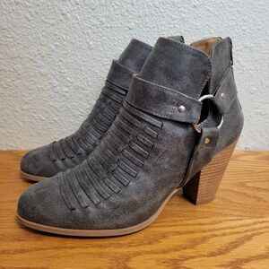 NWOB Qupid Nixon Gray Distress Heeled Booties Size 8